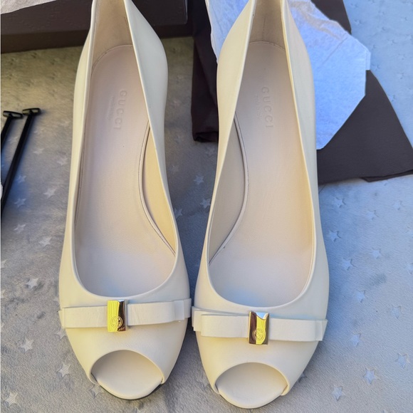 Gucci Cream Peep-Toe Heels with Gold Accent - Picture 1 of 10